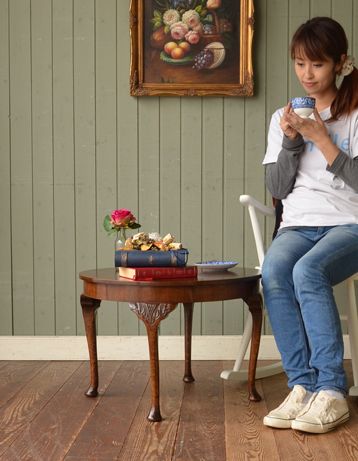 持ち運びも簡単なサイズなので、お茶とお菓子を並べて、どこでもリラックスした時間を楽しめます。(k-616-f) k-616-f アンティークコーヒーテーブル