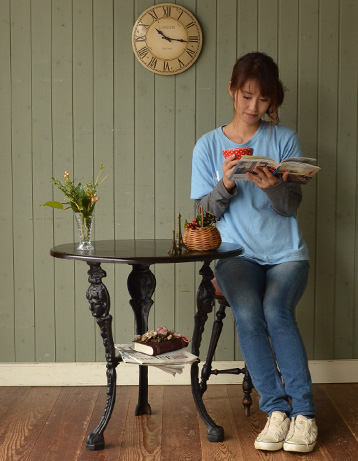 持ち運びラクラク！どこにでもOK！
アンティークパブテーブル