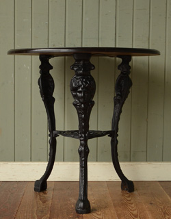 持ち運びラクラク！どこにでもOK！
アンティークパブテーブル