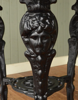 持ち運びラクラク！どこにでもOK！
アンティークパブテーブル