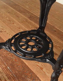 持ち運びラクラク！どこにでもOK！
アンティークパブテーブル