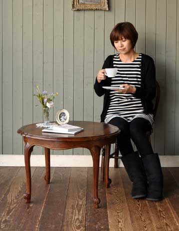 k-685-f アンティークコーヒーテーブルのモデル入り