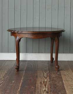 k-685-f アンティークコーヒーテーブルの横から