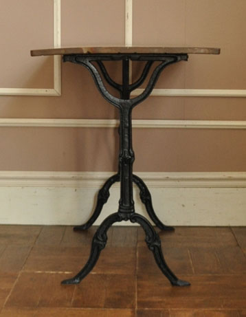 お部屋の片隅に置いてあるだけでオシャレな空気に。アイアンの脚のデザインがやっぱりお洒落!お店のインテリアのようです。(k-690-f) k-690-f アンティーク パブテーブルよこから