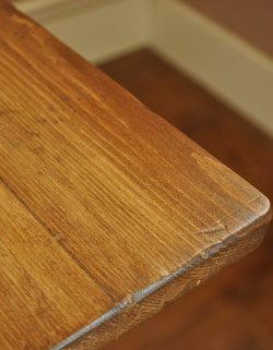 お家に来たお客様が必ず初めて訪れる場所が玄関。だからこそ、素敵な家具を置いてワンランク上の空間を造ってみませんか?(モデルの身長は160cmです)(k-690-f) k-690-f アンティーク パブテーブル天板アップ