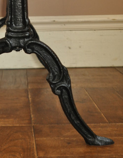 脚先まで凝った装飾がされています。(k-690-f) k-690-f アンティーク パブテーブル脚アップ