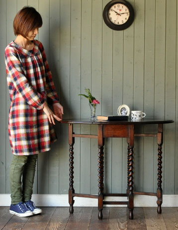 k-717-f アンティークゲートレッグテーブルのモデル入り