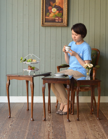 k-753-f アンティークネストテーブルのモデル入り