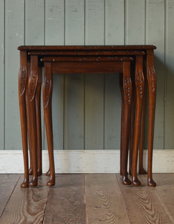 k-753-f アンティークネストテーブルの横