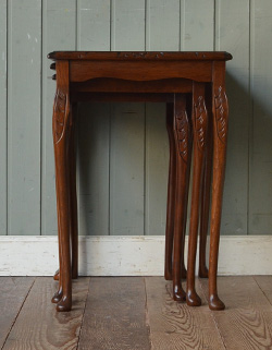 k-753-f アンティークネストテーブルの横