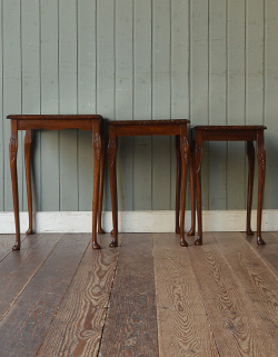 k-753-f アンティークネストテーブルの後ろ