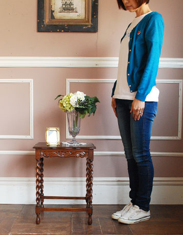 k-764-f アンティークオケージョナルテーブルのモデル入り