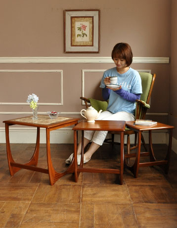 k-772-f アンティークタイルトップネストテーブルのモデル入り