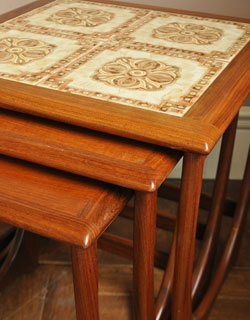 k-772-f アンティークタイルトップネストテーブルの角