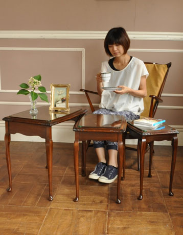 k-773-f アンティークネストテーブルのモデル入り