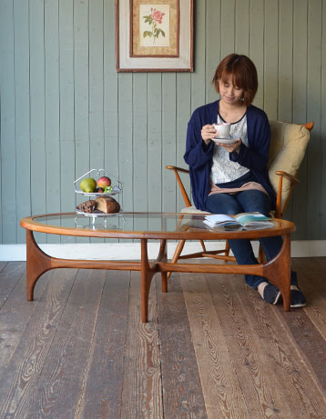 k-802-f アンティークコーヒーテーブルのモデル入り