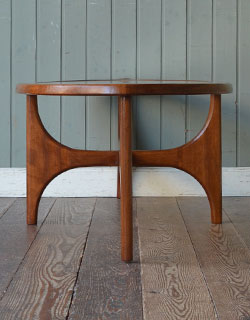 k-802-f アンティークコーヒーテーブルの横