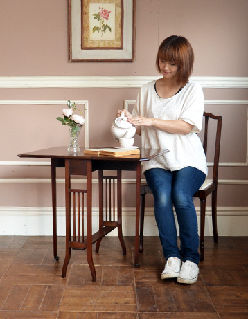 k-831-f アンティークサザーランドテーブルのモデル入り