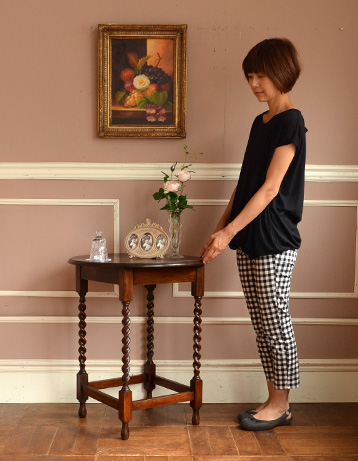 k-846-f アンティークオケージョナルテーブルのモデル入り