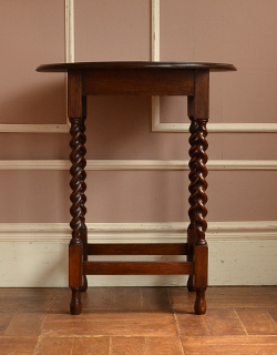 k-846-f アンティークオケージョナルテーブルの横