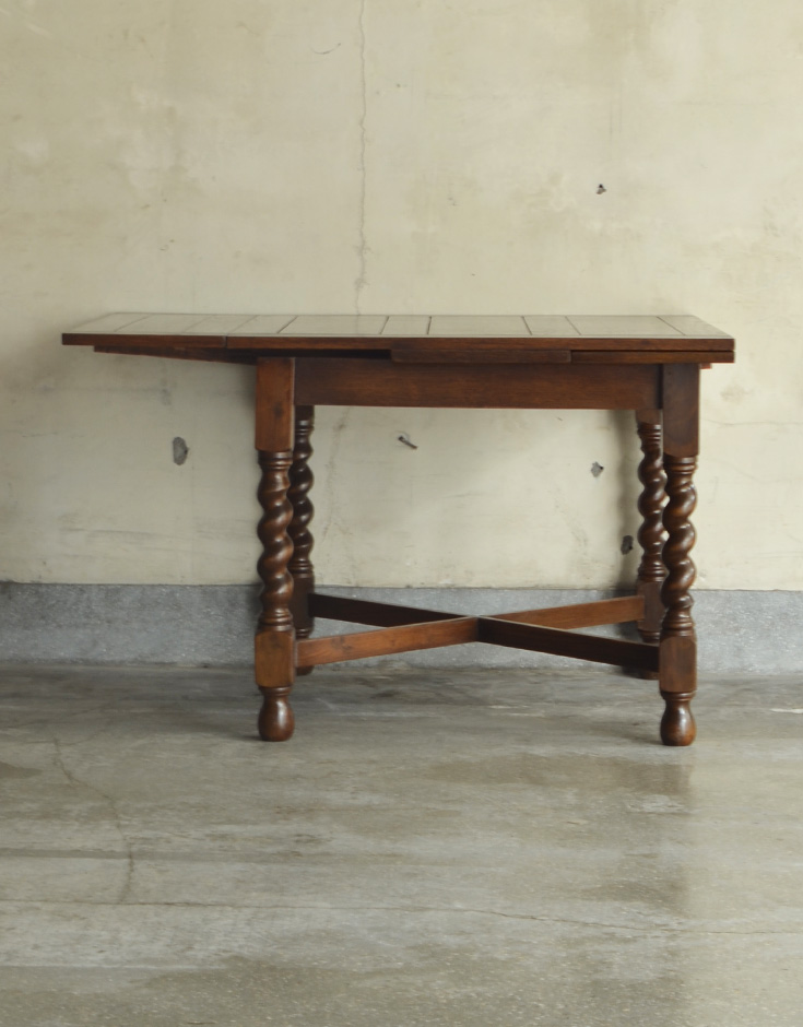 ロイドテーブル　アンティーク家具　美しい英国のアンティーク家具、ドローリーフテーブル（伸張式テーブル）。片開きの状態でもご使用頂けます。(k-868-f)