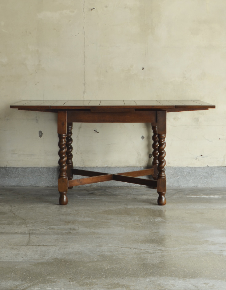 ロイドテーブル　アンティーク家具　美しい英国のアンティーク家具、ドローリーフテーブル（伸張式テーブル）。もちろん常に広げた状態でもお使いいただけます。(k-868-f)
