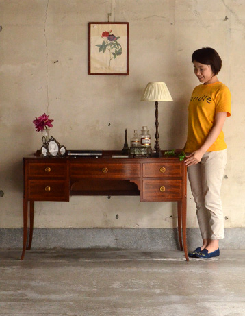 k-875-f アンティークデスクのモデル入り