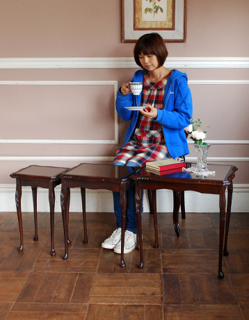 k-897-f アンティークネストテーブルのモデル入り