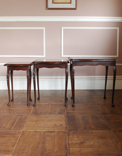 k-897-f アンティークネストテーブルの横