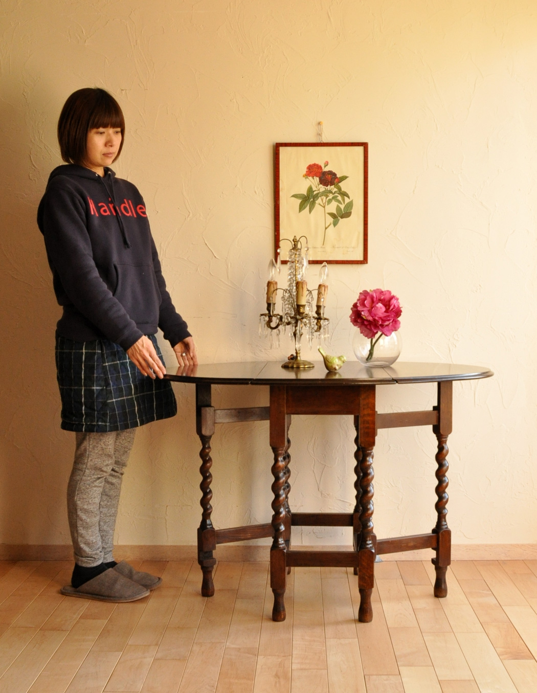 k-901-f アンティークゲートレッグテーブルのモデル入り