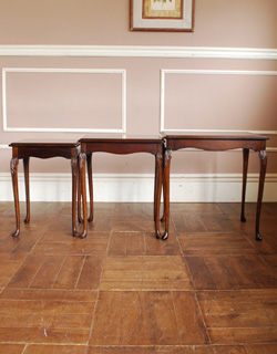 k-920-f アンティークネストテーブルの横