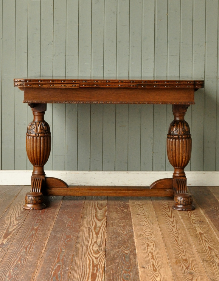 k-924-f アンティークドローリーフダイニングテーブルの前