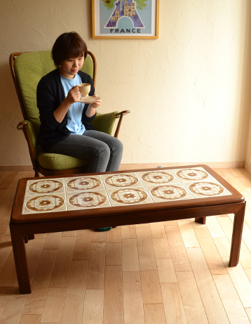 k-934-f アンティークタイルトップコーヒーテーブルのモデル入り