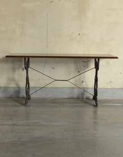 k-949-f アンティークパブテーブルの前