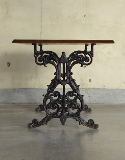 k-949-f アンティークパブテーブルの横