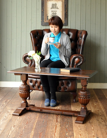 k-958-f アンティークコーヒーテーブルのモデル入り