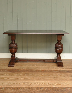 k-958-f アンティークコーヒーテーブルの前