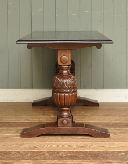 k-958-f アンティークコーヒーテーブルの横