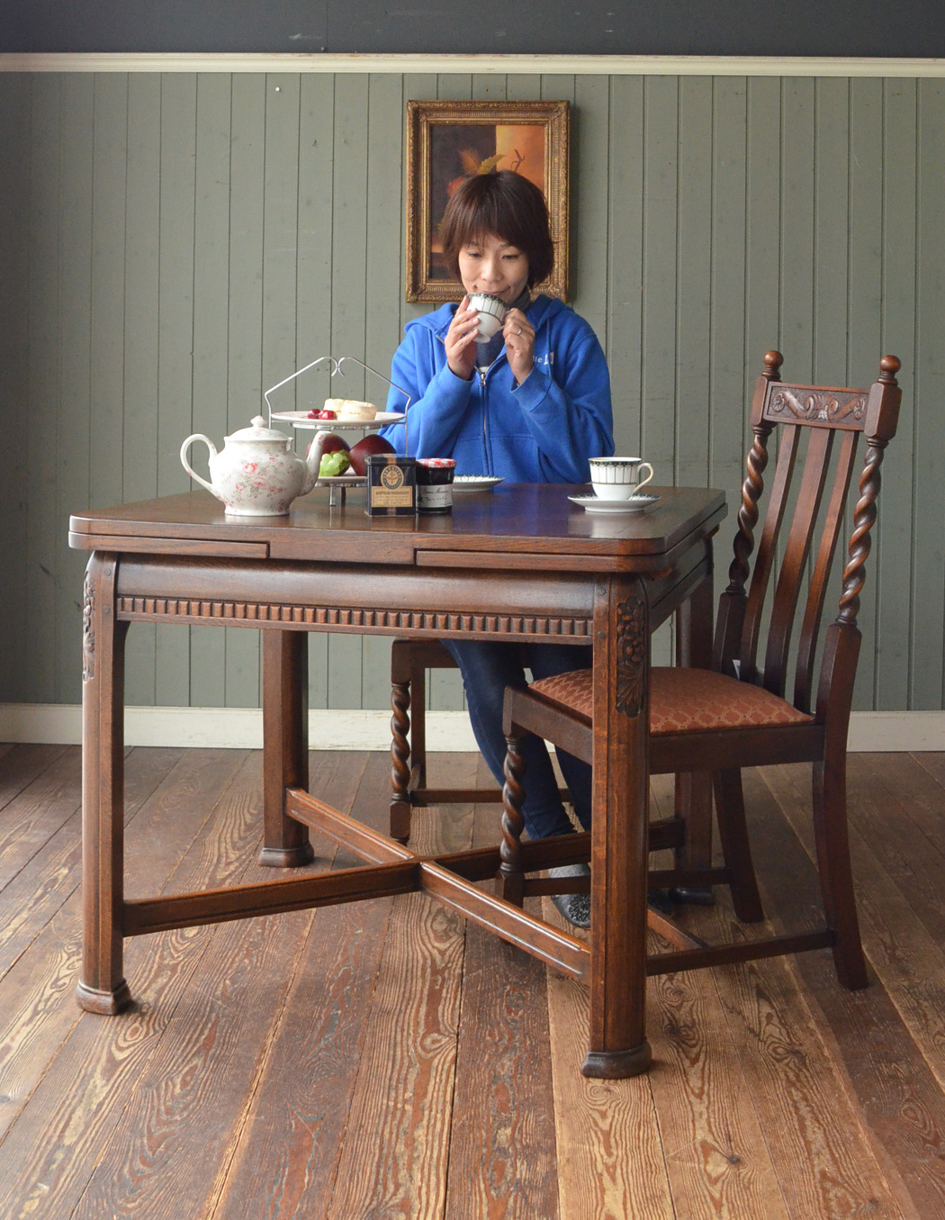 k-964-f アンティークドローリーフダイニングテーブルのモデル入り