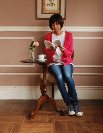 k-966k-f アンティークティーテーブルのモデル入り