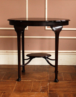ロイドテーブル　アンティーク家具　シックなアンティーク家具、マホガニー材のオケージョナルテーブル。女性らしい可憐なテーブルです。(k-967k-f)