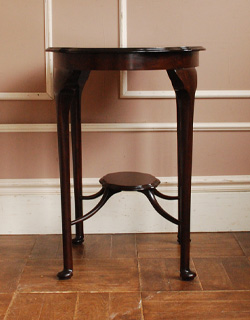 ロイドテーブル　アンティーク家具　シックなアンティーク家具、マホガニー材のオケージョナルテーブル。１つ１つキレイな装飾には、思わずうっとりしてしまいます。(k-967k-f)