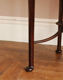 ロイドテーブル　アンティーク家具　シックなアンティーク家具、マホガニー材のオケージョナルテーブル。繊細な細い脚です。(k-967k-f)