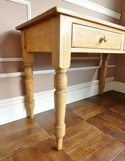 便利な引き出し付き！ペイント脚が可愛い２トーンアンティークデスク