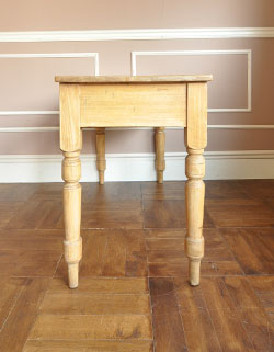 便利な引き出し付き！ペイント脚が可愛い２トーンアンティークデスク