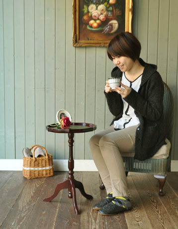 ソファの前に持ってくれば、ちょうどいいサイドテーブルに。(m-252-f) m-252-f アンティークのオケージョナルテーブル