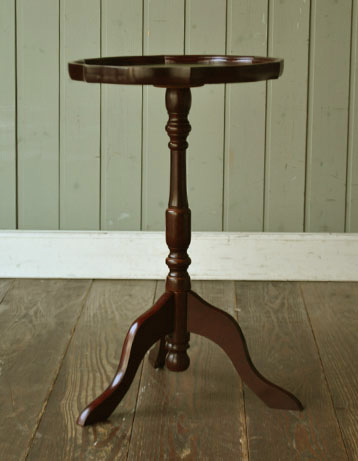 お花のように優雅な形に飾り付きの縁。女性らしい可憐なテーブルです。(m-252-f) m-252-f アンティークのオケージョナルテーブル