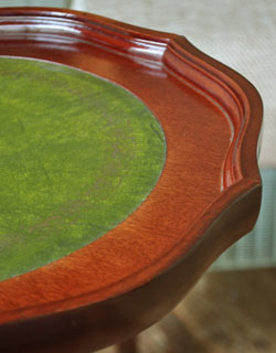 落ち着きのある茶色なので上品です。1つ1つ美しい装飾には思わずうっとりしてしまいます。(m-252-f) m-252-f アンティークのオケージョナルテーブル