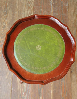 天板もキレイに仕上げました。グリーンの革張りのテーブルです。革にポイントの模様があります。(m-252-f) m-252-f アンティークのオケージョナルテーブル