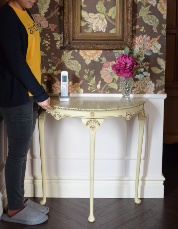 m-327-f アンティークコンソールテーブルのモデル入り